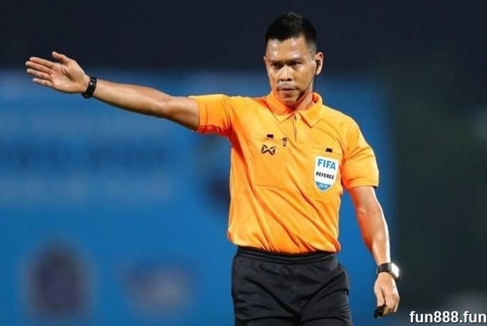 best football referees mongkolchai petchsri